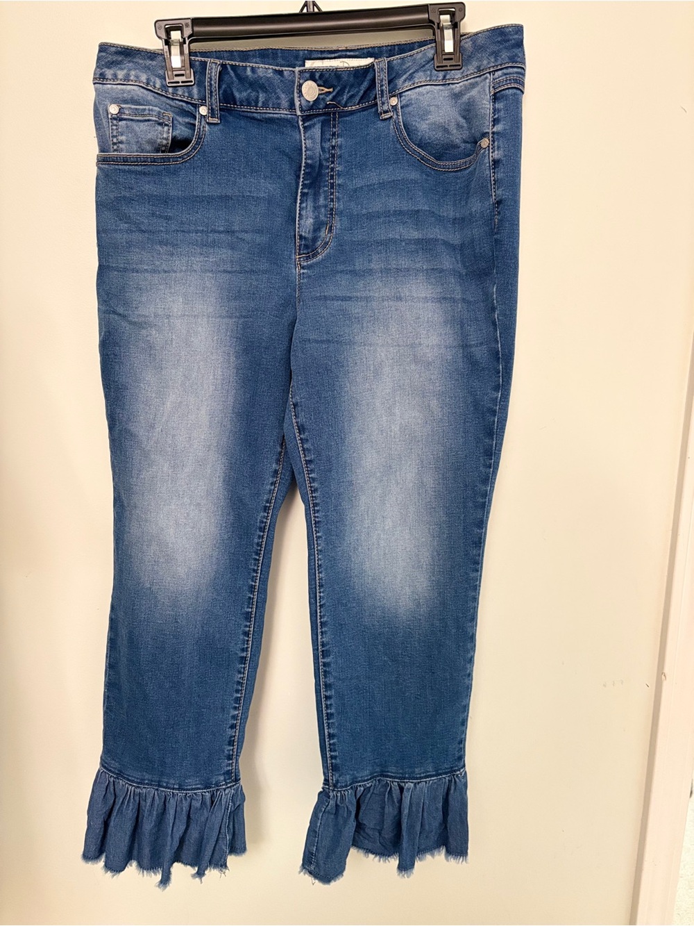 Ruffle-Hem Cropped Jeans in Blue
